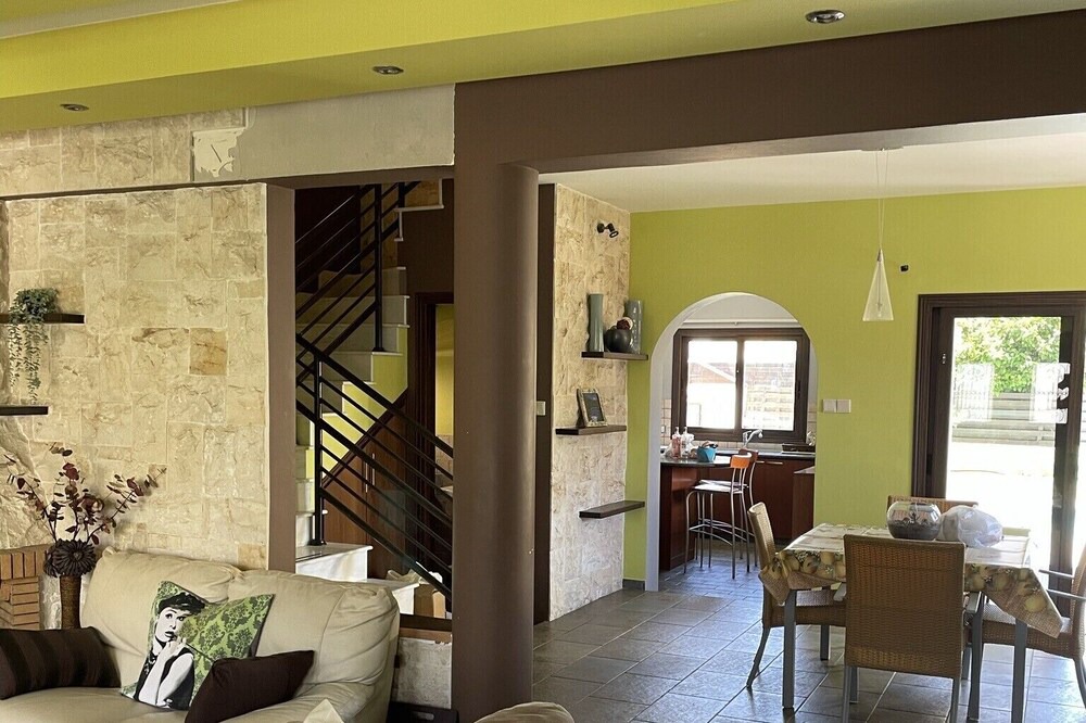 Universal House | Well situated comfortable luxury villa with swimming pool.