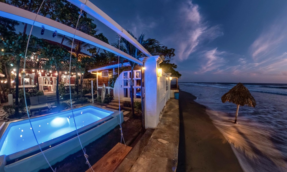 Pochomil House | Balcony Bedroom Suite w Romantic Sunsets - AC - Pool