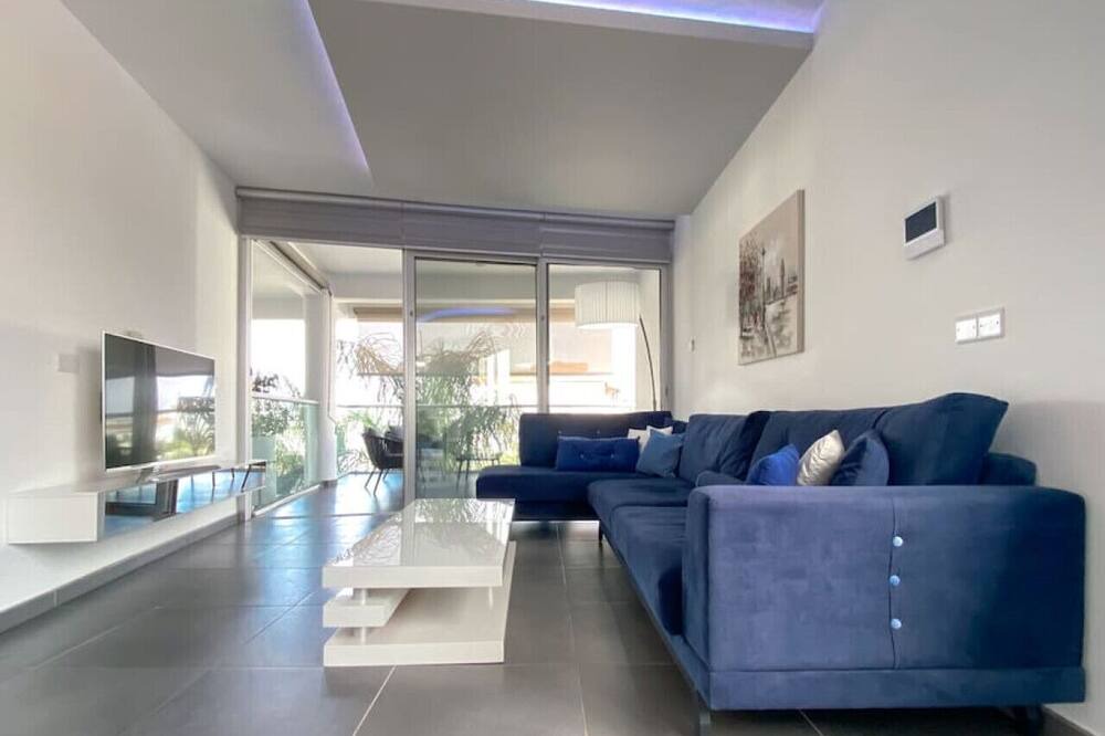 Strovolos Apartment | Phaedrus Living: Modern City Flat Strovolos 201