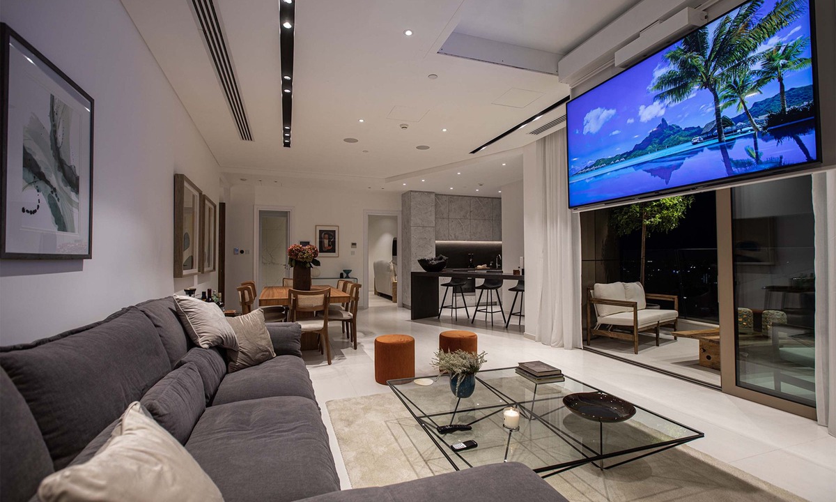 City Centre Apartment | Saffron Suite | Retreat with Skyline Views & Pool