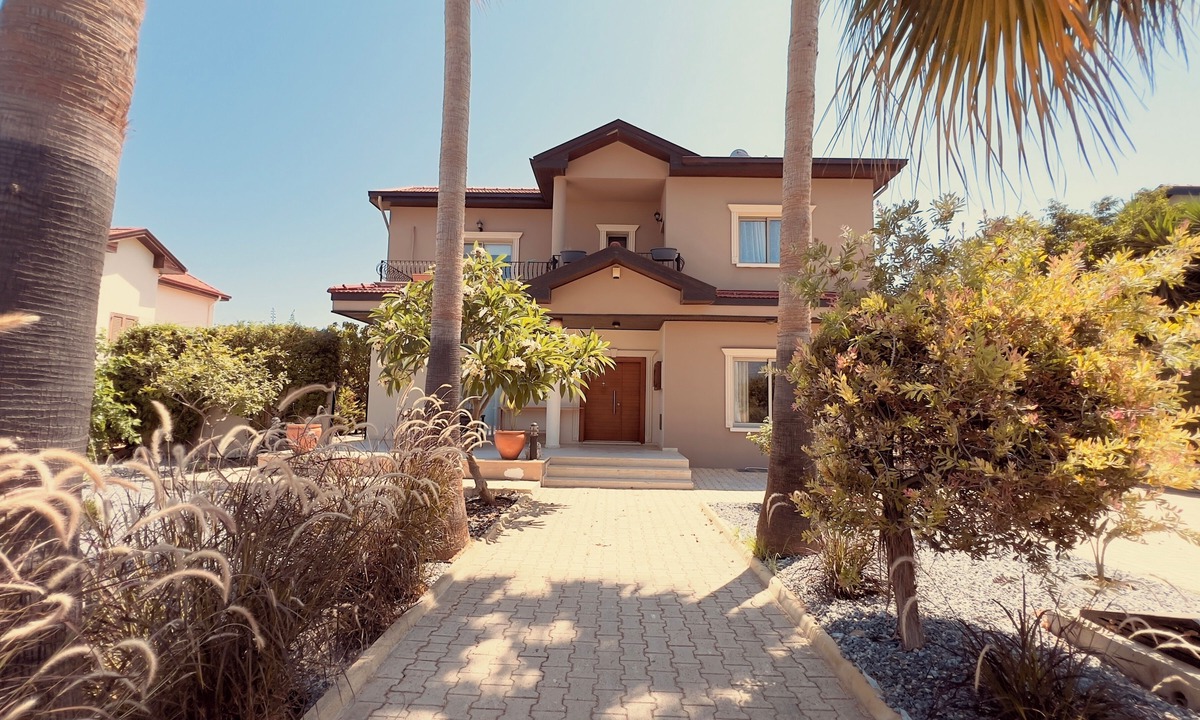 Karavas House | Spacious detached villa with a private swimming pool and landscaped garden