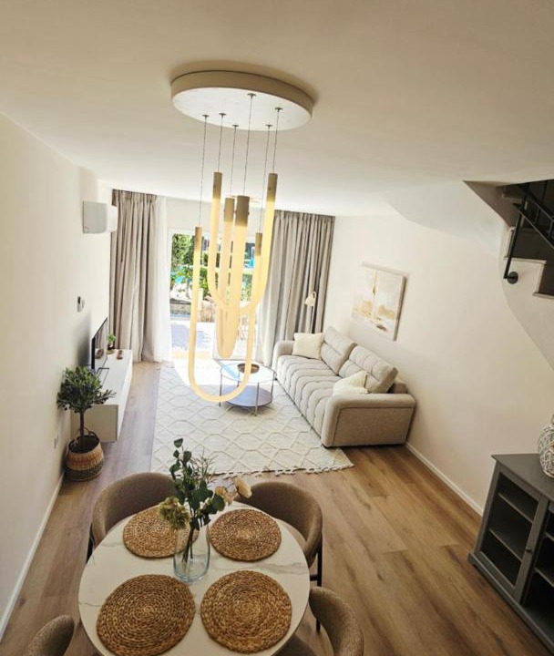 Universal Apartment | H&O Iris Blue Escape