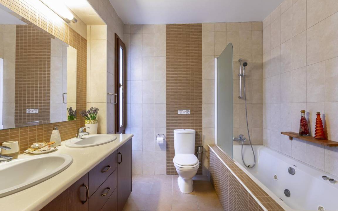Photo of Bathroom in Kato Amiantos