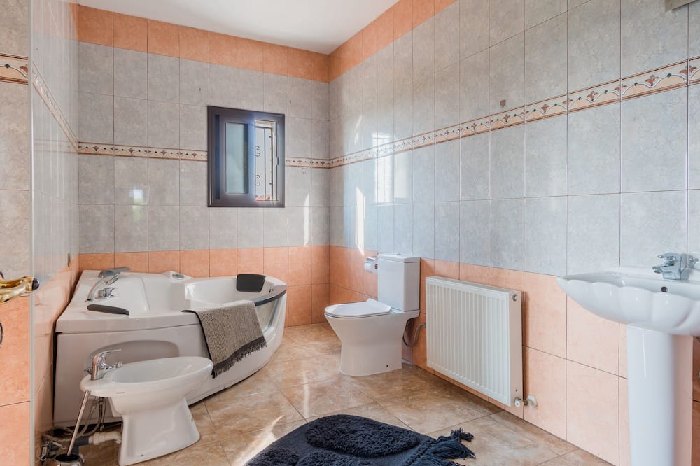 Photo of Bathroom in Ypsonas