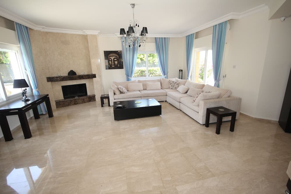 Photo of Livingroom in Kyrenia District