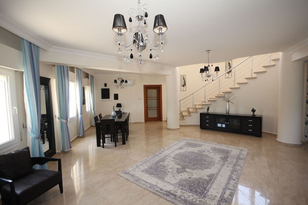 Photo of Livingroom in Kyrenia District