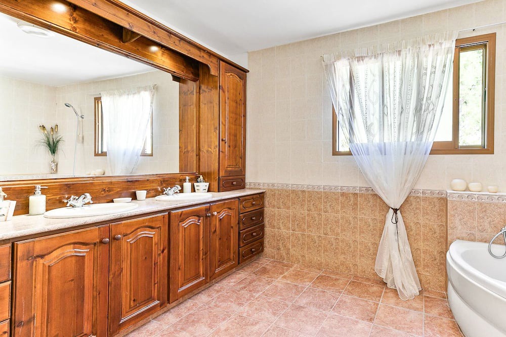 Photo of Bathroom in Miliou