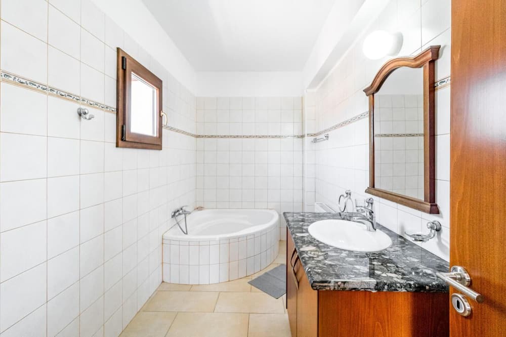 Photo of Bathroom in Droushia