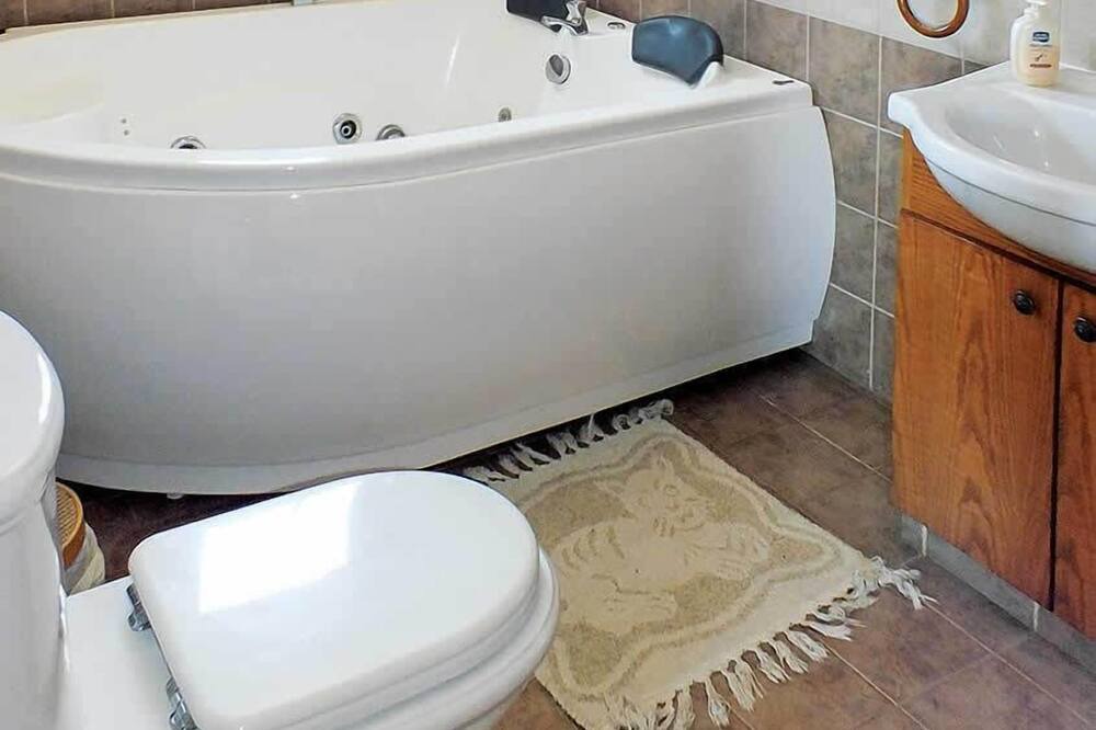 Photo of Bathroom in Pomos
