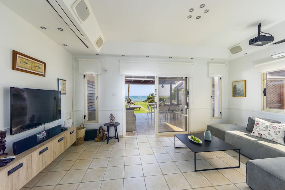 Photo of Livingroom in Meneou