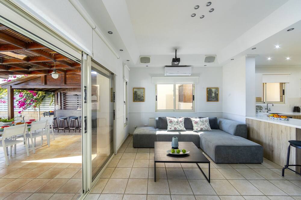 Photo of Livingroom in Meneou