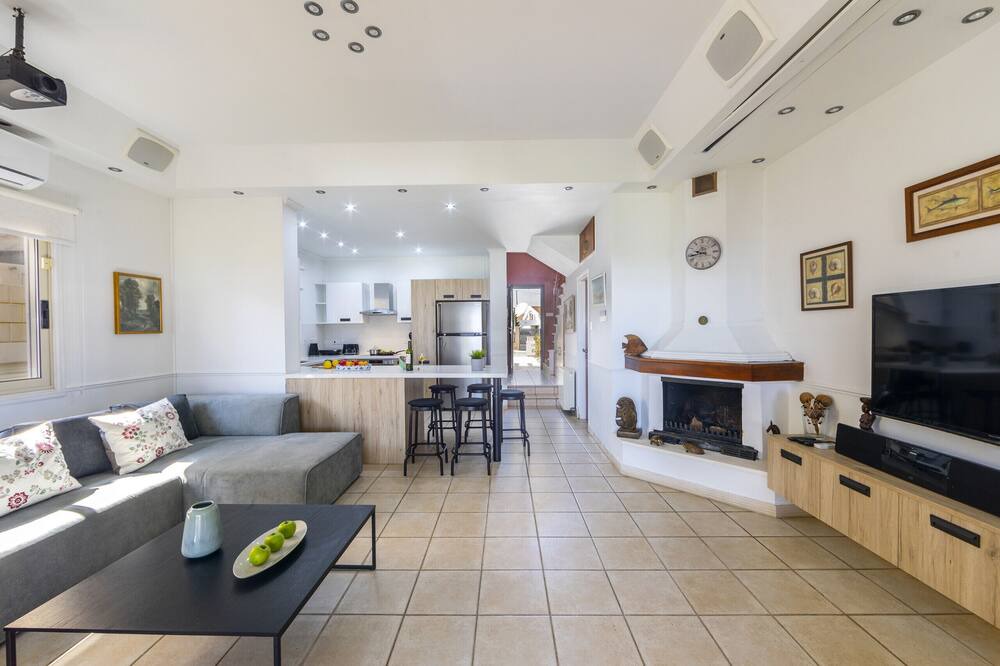 Photo of Livingroom in Meneou