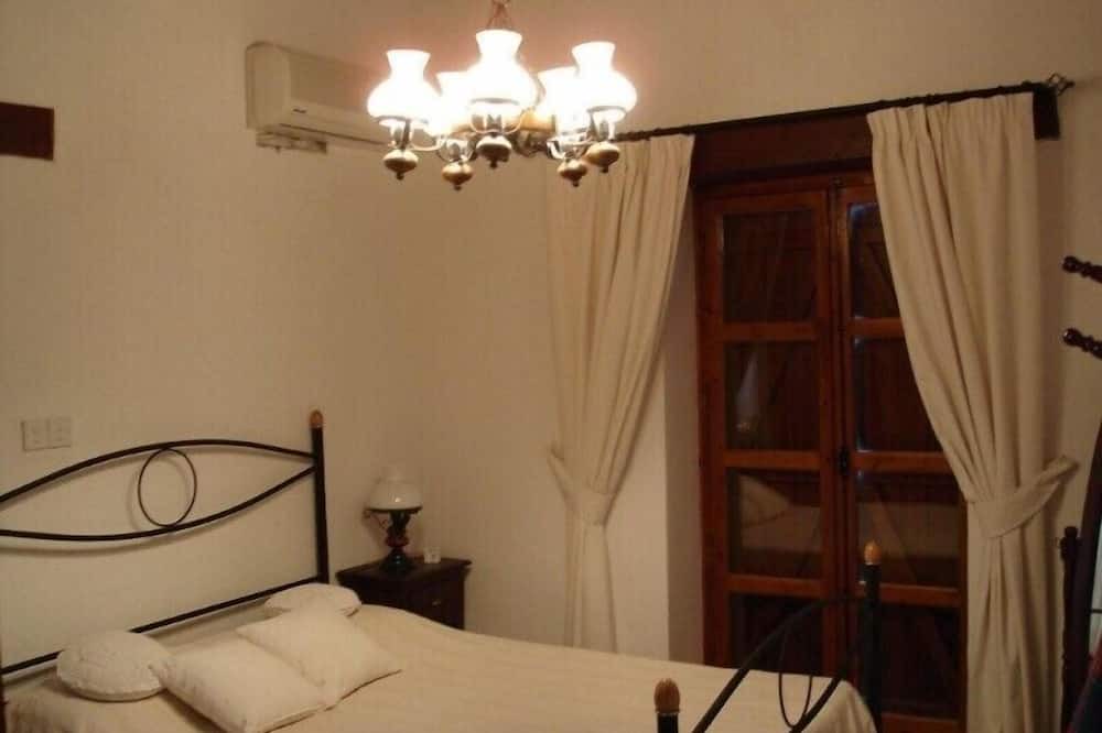 Photo of Bedroom in Akapnou