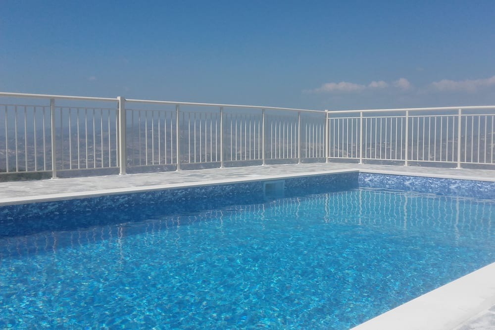 Photo of Outdoor in Theletra