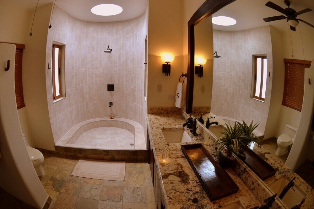 Photo of Bathroom in Guacalito de La Isla