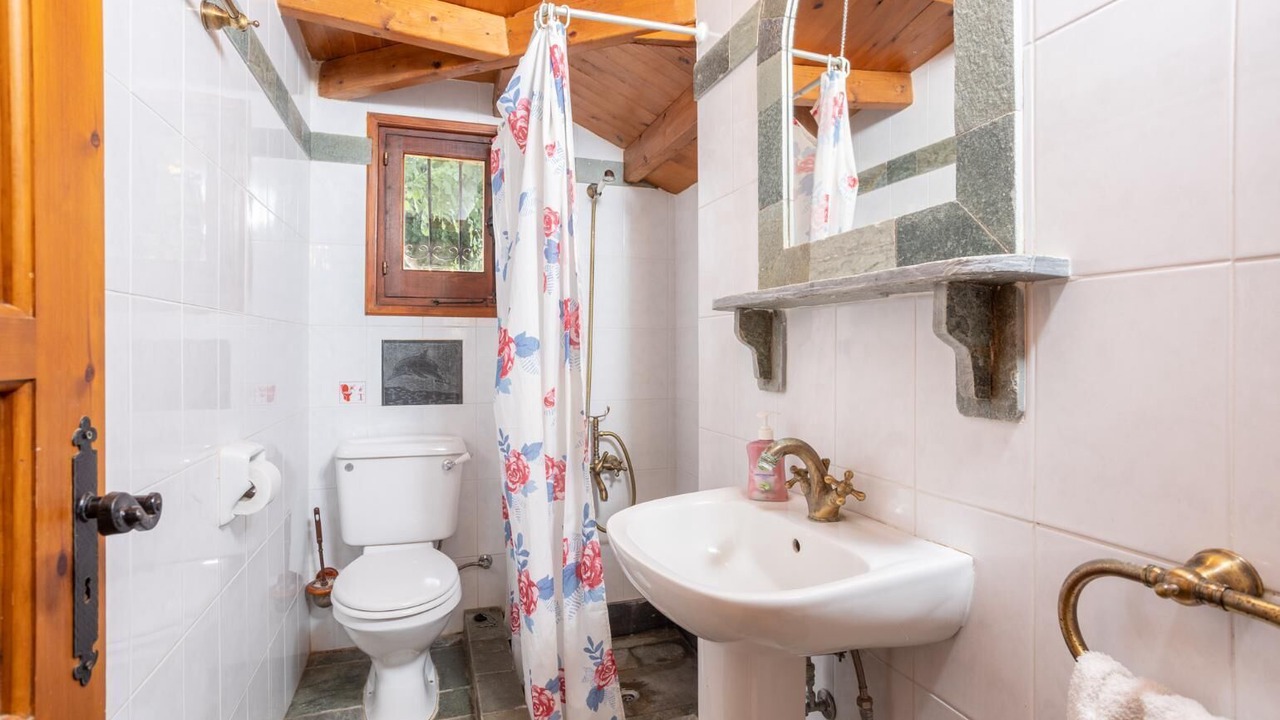 Photo of Bathroom in Pomos