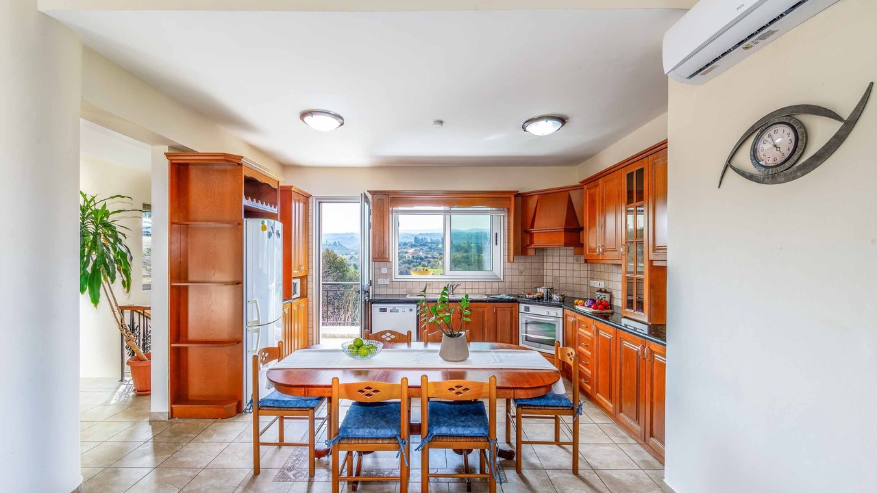 Photo of Kitchen in Latsi