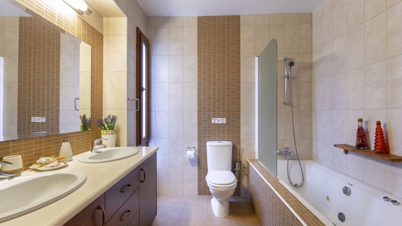 Photo of Bathroom in Kato Amiantos