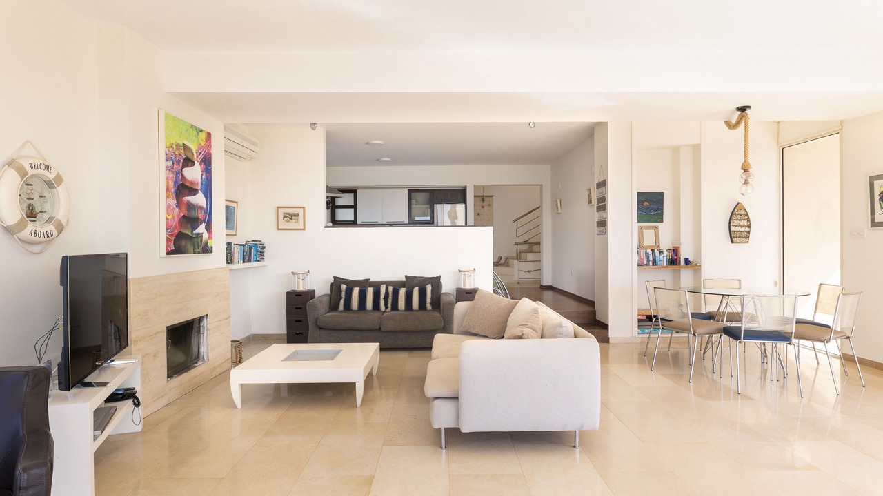 Photo of Livingroom in Pomos