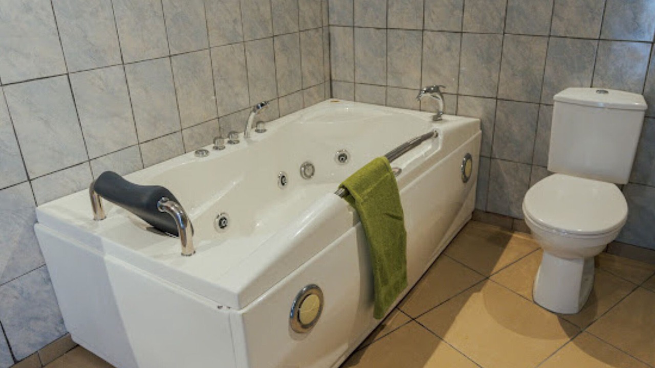 Photo of Bathroom in Politiko