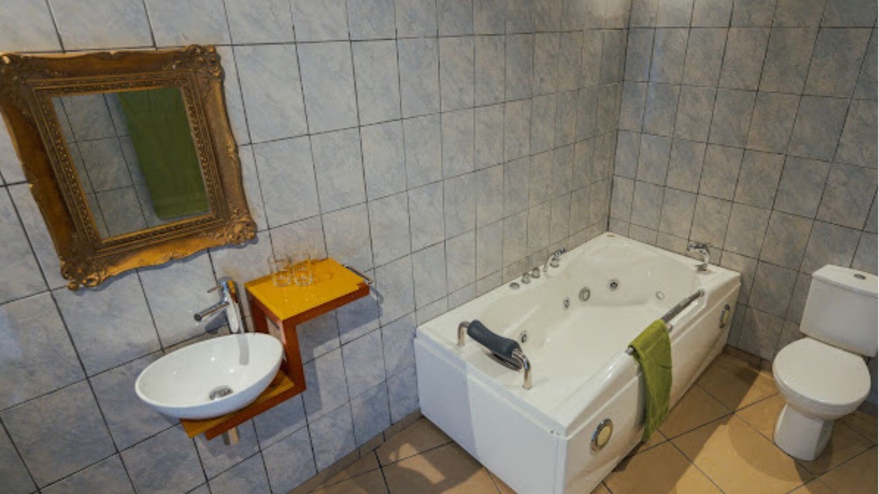 Photo of Bathroom in Politiko