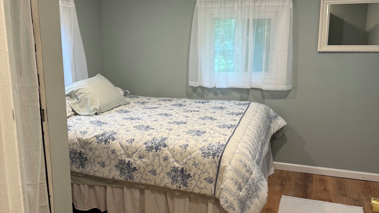 Photo of Bedroom in Lake Erie Beach