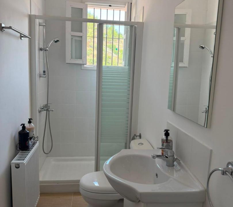 Photo of Bathroom in Politiko
