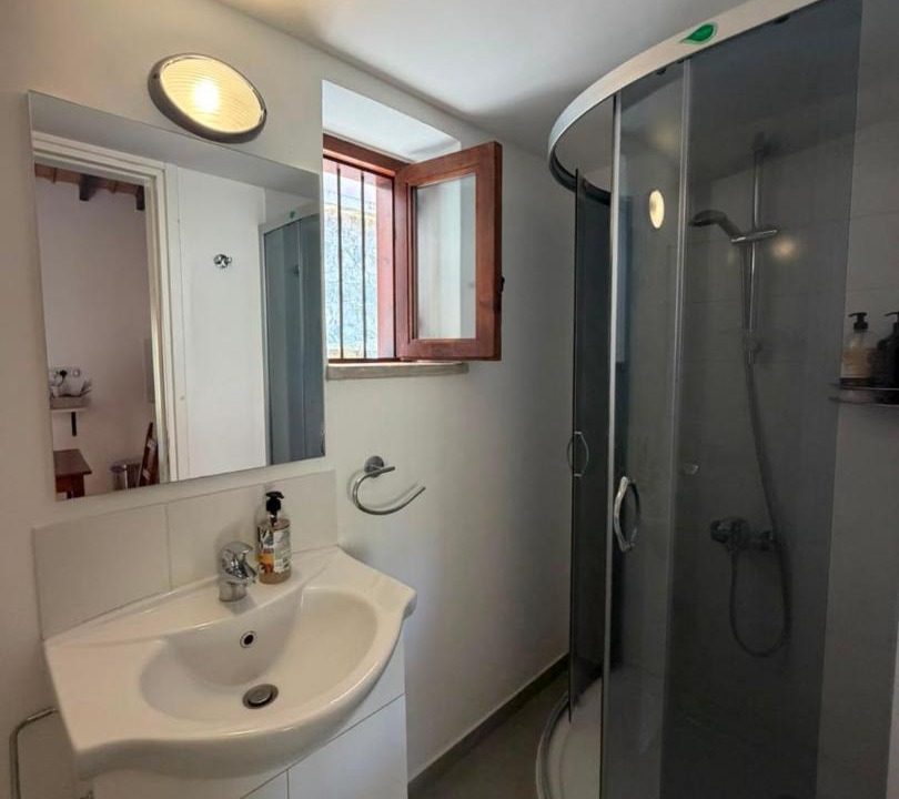Photo of Bathroom in Politiko