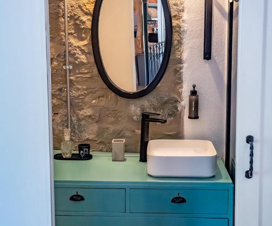 Photo of Bathroom in Politiko