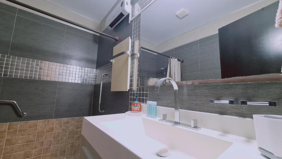 Photo of Bathroom in Politiko