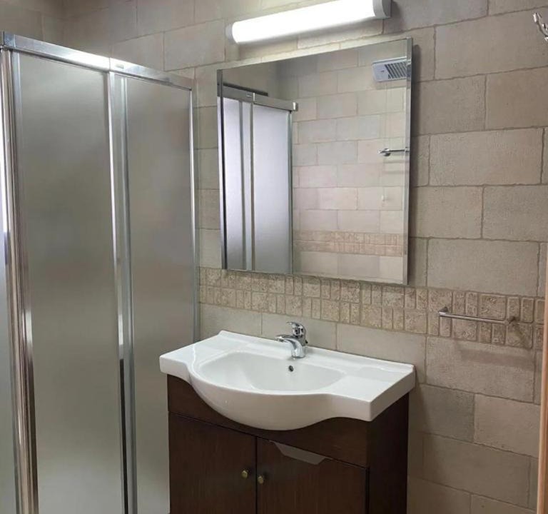 Photo of Bathroom in Politiko