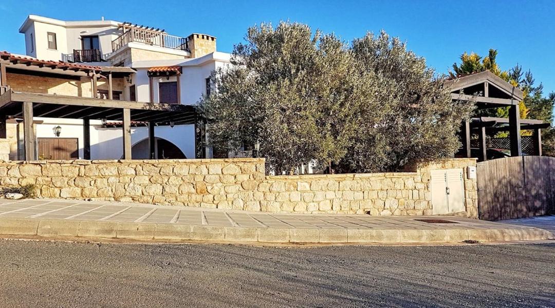Photo of Buildings in Ineia