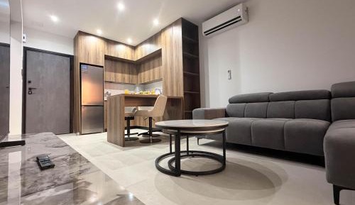 Deluxe One-Bedroom Apartment
