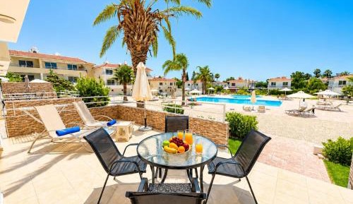 Apartment with Pool View 