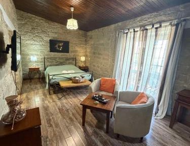 Traditional Stone One-Bedroom Suite with Spa Bath
