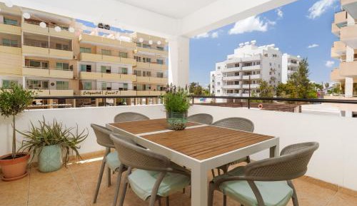 Apartment with Pool View 
