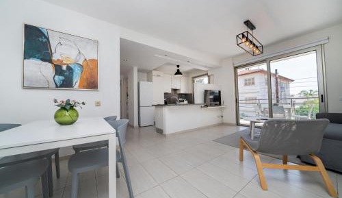 Two-Bedroom Deluxe Apartment with Garden View