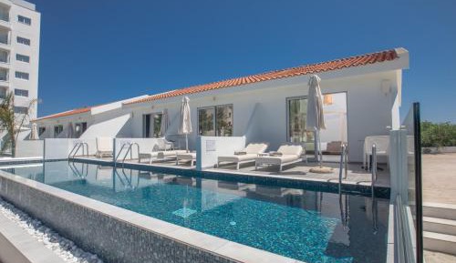 Swim-Up Bungalow