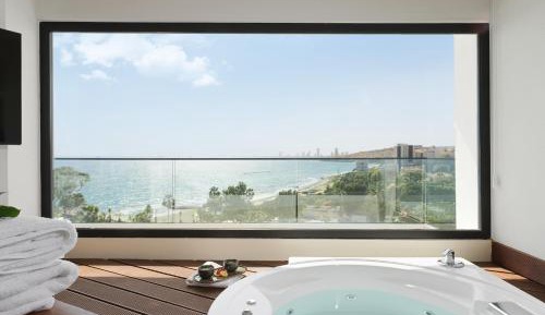 Signature One Bedroom Sea View Suite with Hot Tub