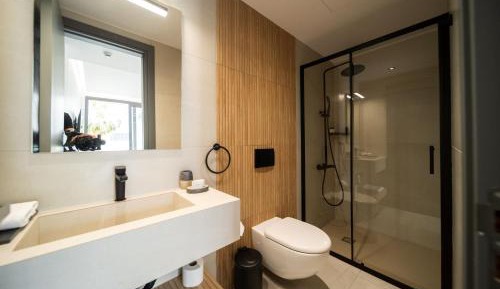 Executive Two-bedroom Apartment with Sea View