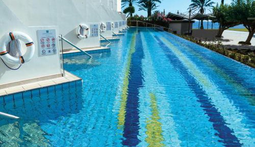 Superior Swim-Up Land View