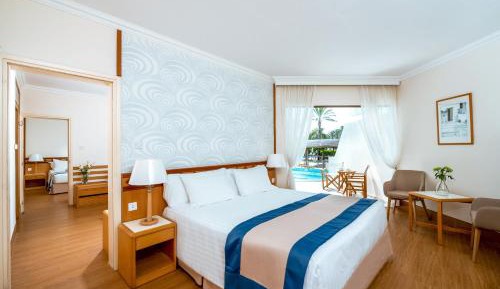 Family interconnecting Superior Swim-Up Land View
