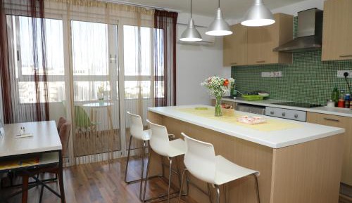 Apartment with Mountain View