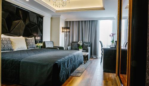Deluxe Suite with Spa Bath