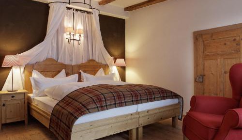 Deluxe Suite with Fireplace