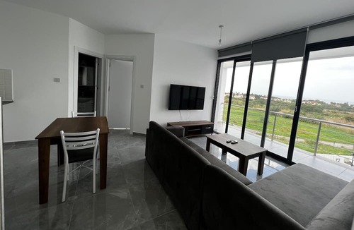 Edremit Apartment | Flat w Shared Pool 2 min to Beach in Edremit