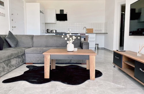 Edremit Apartment | Flat w Shared Pool 2 min to Beach in Edremit