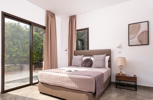 Peyia Town Villa | This villa is a 4 bedroom(s), 4 bathrooms, located in Peyia, Paphos.