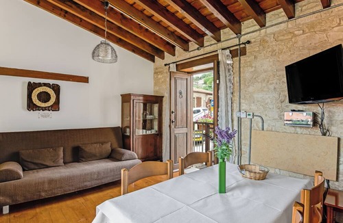 Arsos Apartment | Sanders Arsorama Comfy 1 Bdr Apt w Shared Patio