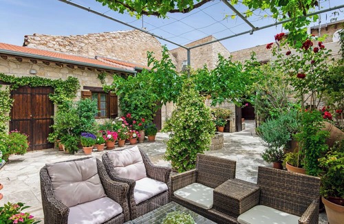 Arsos Apartment | Sanders Arsorama - Cute 1-bdr Apt w/Shared Patio